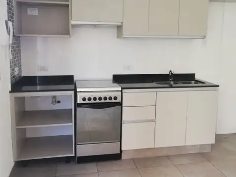 Excelente SEMIPISO muy luminoso al frente.