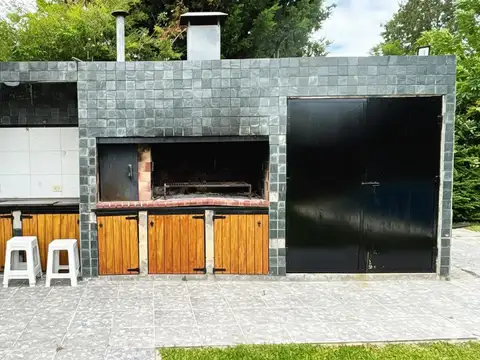 Casa en Alquiler con 3 cocheras