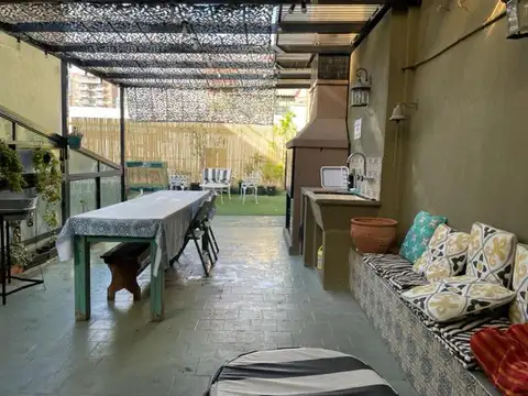 RETASADA  Casa en venta con terraza, reciclada a nuevo - San Telmo- Permuta por deptos