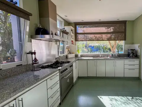 Casa 6 ambientes con 3 baños