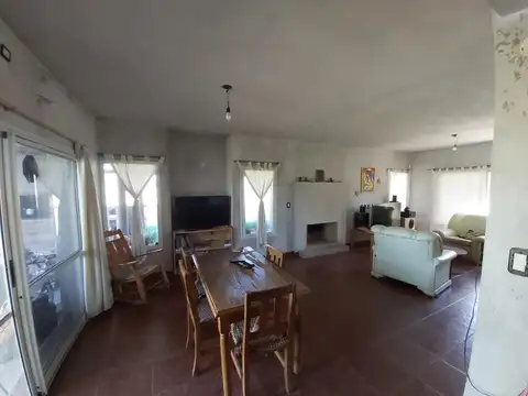 Casa 6 ambientes con 2 baños