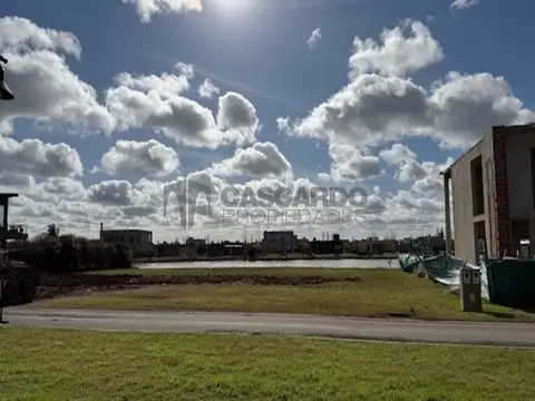 Venta lote 806m2 a la laguna en barrio San Lucas.