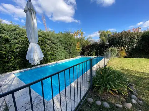 Casa en Venta con 2 cocheras