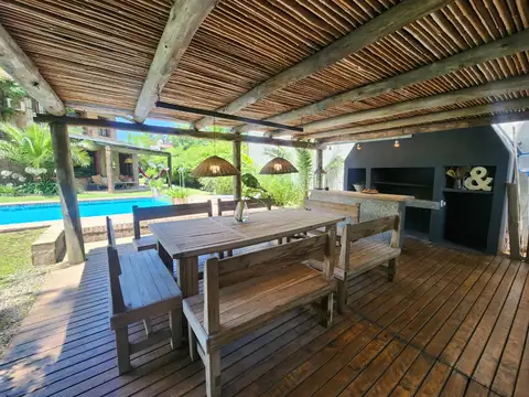 Don Torcuato (Corrientes 900) Casa 2 dormitorios. Pileta. Gran quincho con parrilla. Hermoso parque.