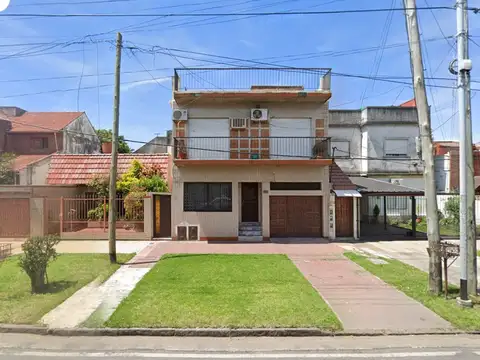 Casa 4 ambientes con cochera.