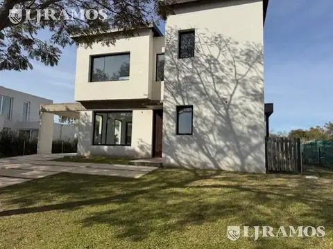 Casa 5 ambientes con 3 baños