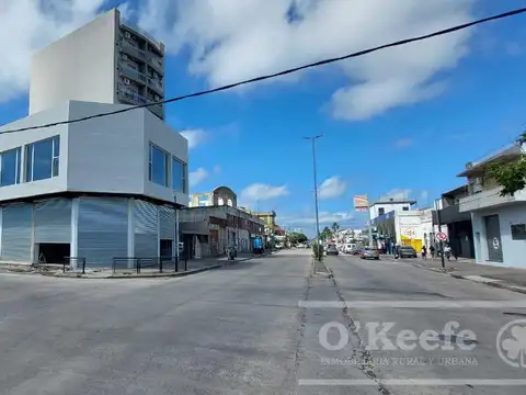 Local en Venta  400 m2  sobre AV .MITRE
