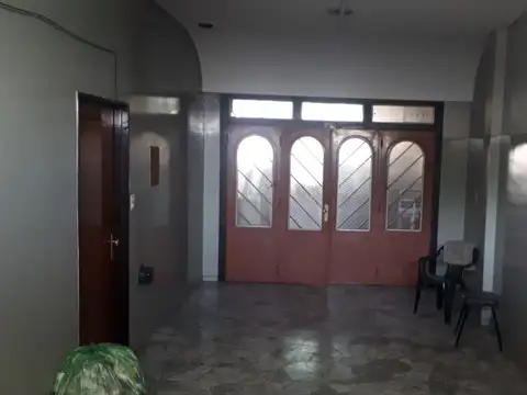Excelente casa con deposito y detalles de categoria