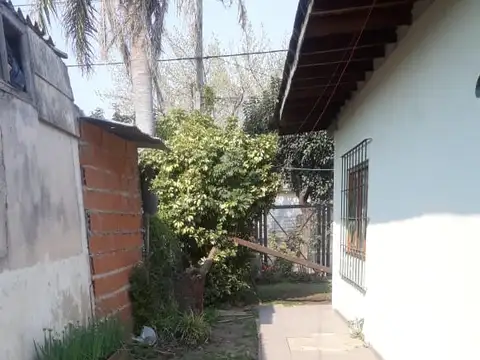 Casa con 5 departamentos, sobre lote de 10x30 en Merlo