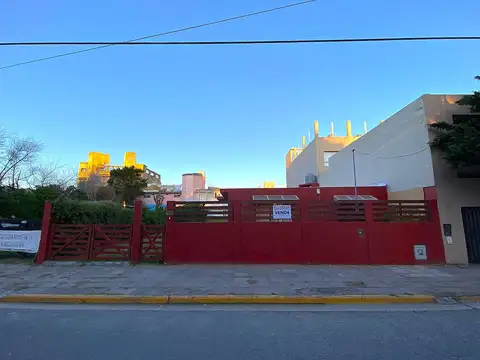 CASA TRES AMBIENTES SOBRE LOTE PROPIO A POCOS METROS DEL MAR