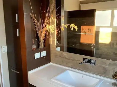 JHO. Venta Casa con vista a la Laguna de 8 ambientes. El Canton Norte , Escobar