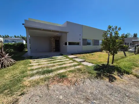 Venta Casa 3 dorm y pileta en Barrio cerrado La Castellana