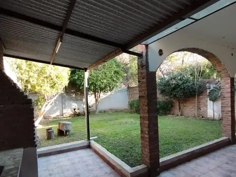 Casa en  Arroyito con amplio jardín y potencial de expansión