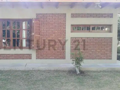 Casa 8 ambientes con 2 baños