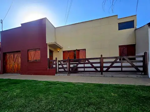 Casa 5 ambientes con 2 baños