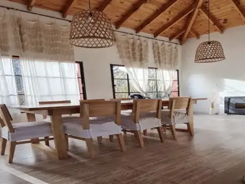 Casa en Alquiler con 3 cocheras