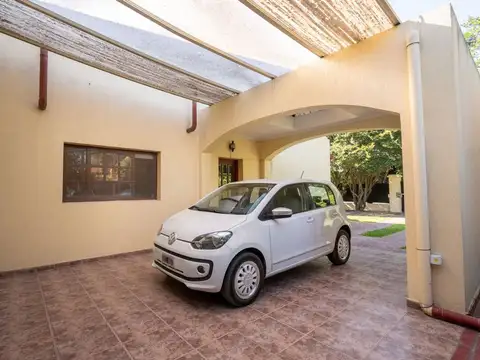 Casa en Alquiler con 2 cocheras