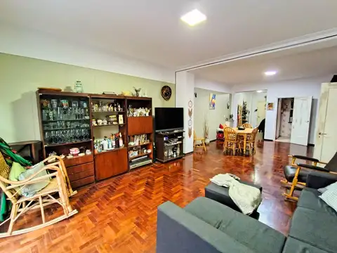 Mitre 1035. Amplio departamento de dos dormitorios con comodin