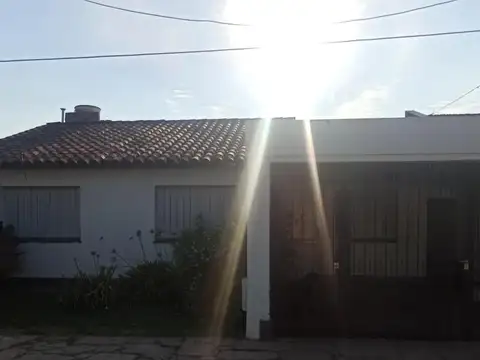 Mahatma Gandhi e/ General Mosconi y Doctor José Reinaudi