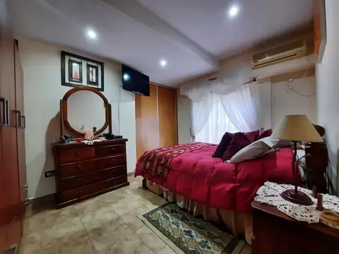 Departamento Tipo Casa de 3 Ambientes al Frente con Entrada Independiente