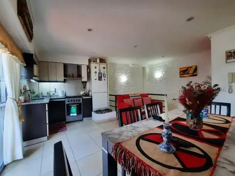 Departamento Tipo Casa de 3 Ambientes al Frente con Entrada Independiente
