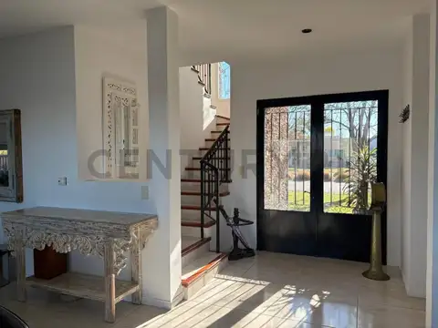 Casa de calidad de 5 ambientes con piscina y vista al agua. El Cantón.