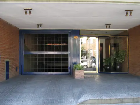 EN UNA MUY BUENA UBICACIÓN COCHERA FIJA Y CUBIERTA!