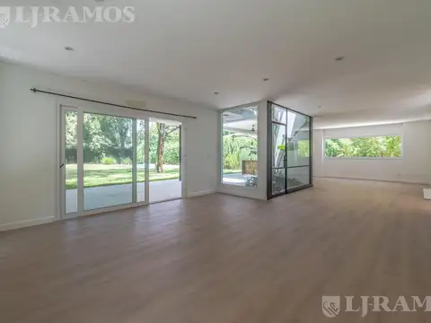 Casa en Alquiler con 2 cocheras