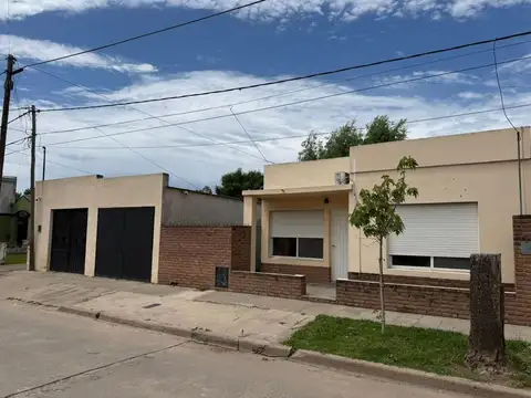 CASA DE DOS HABITACIONES, CON GARAGE Y DEPARTAMENTO.RETASADA