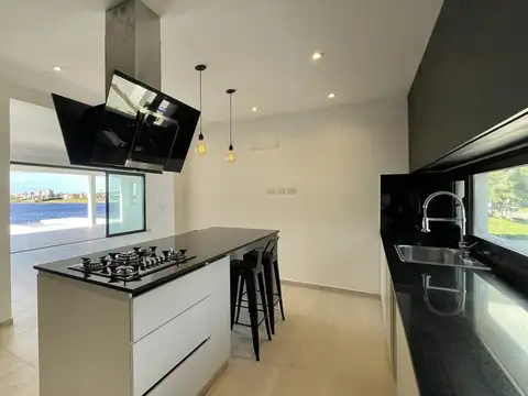 Casa 6 ambientes con 5 baños