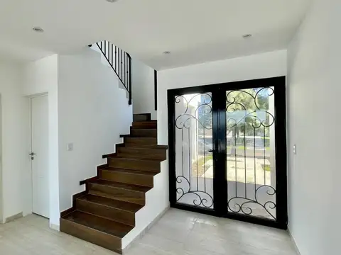 CASA AL LAGO CENTRAL EN NAUDIR EN VENTA