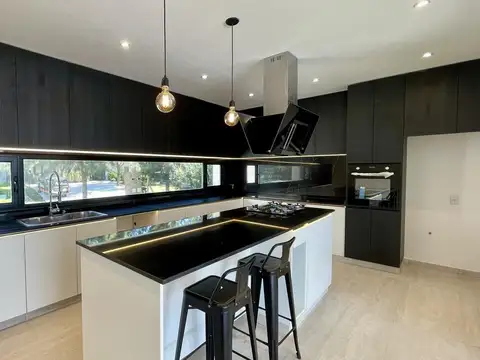 Casa en Venta con 4 cocheras