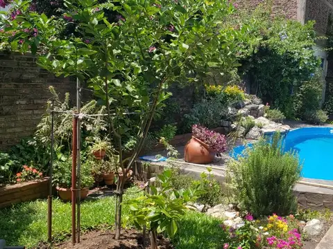 Vendo amplia casa con piscina y patio.