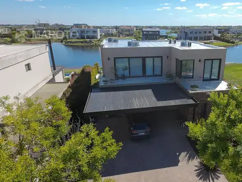 Casa en Alquiler con 10 cocheras