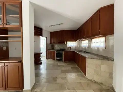 Casa en Alquiler con 2 cocheras