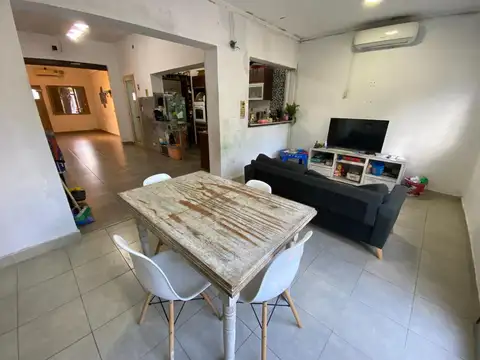 Casa de 2 dormitorios y patio en zona centro Zárate!