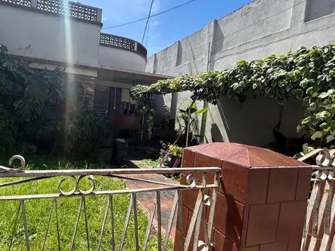 VENTA CASA 3 AMBIENTES c/ COCHERA PATIO Y TERRAZA EN CASEROS