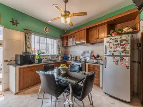 Casa 5 ambientes con 2 baños