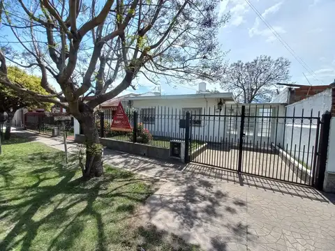 Casa 2 dormitorios 3 cuadras de estación!