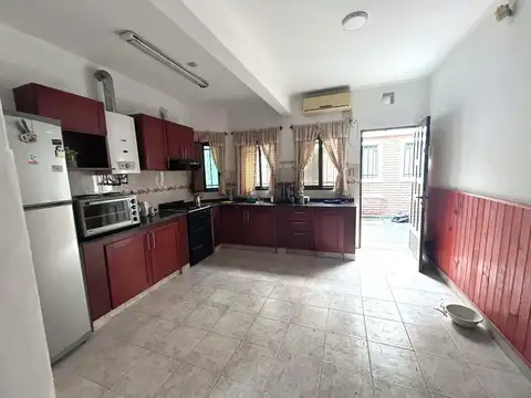 Campbell 800, dos dormitorios + comodin, patio seco.