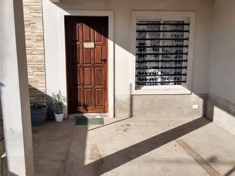 Casa 7 ambientes con 2 baños