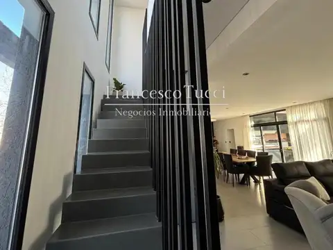 Casa 7 ambientes con 5 baños