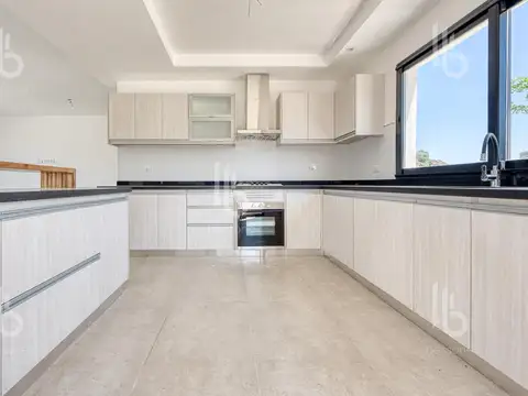 Casa 4 ambientes con 3 baños