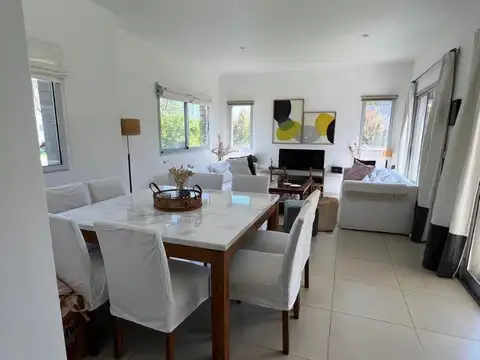 Casa 4 ambientes con 4 baños