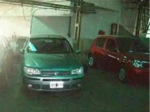 Cochera grande fija y cubierta en Once