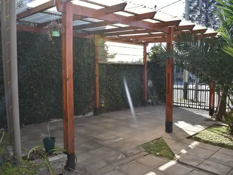 VENTA CASA 4 AMBIENTES EN CASTELAR PATIO GARAGE