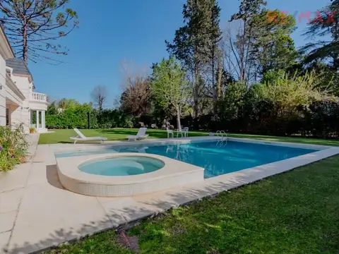 Casa en Venta con 3 cocheras