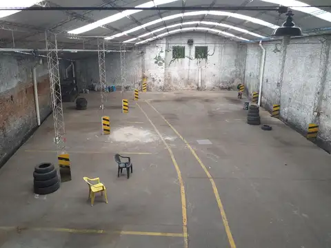 Pichincha, galpón de 500 m2, 2 oficinas, 2 baños.