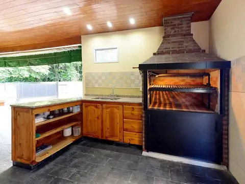 Casa en Alquiler con 2 cocheras