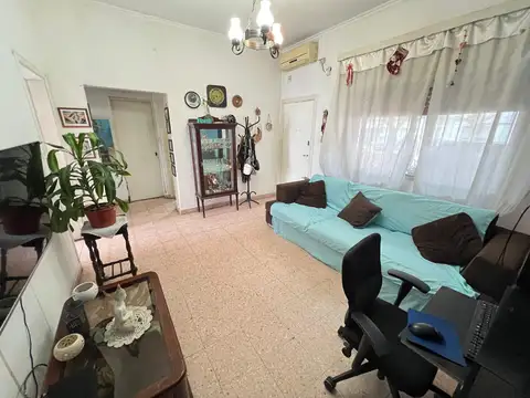 Casa 4 amb con cochera, patio y terraza. Ubicada en Riobamba 900 Temperley